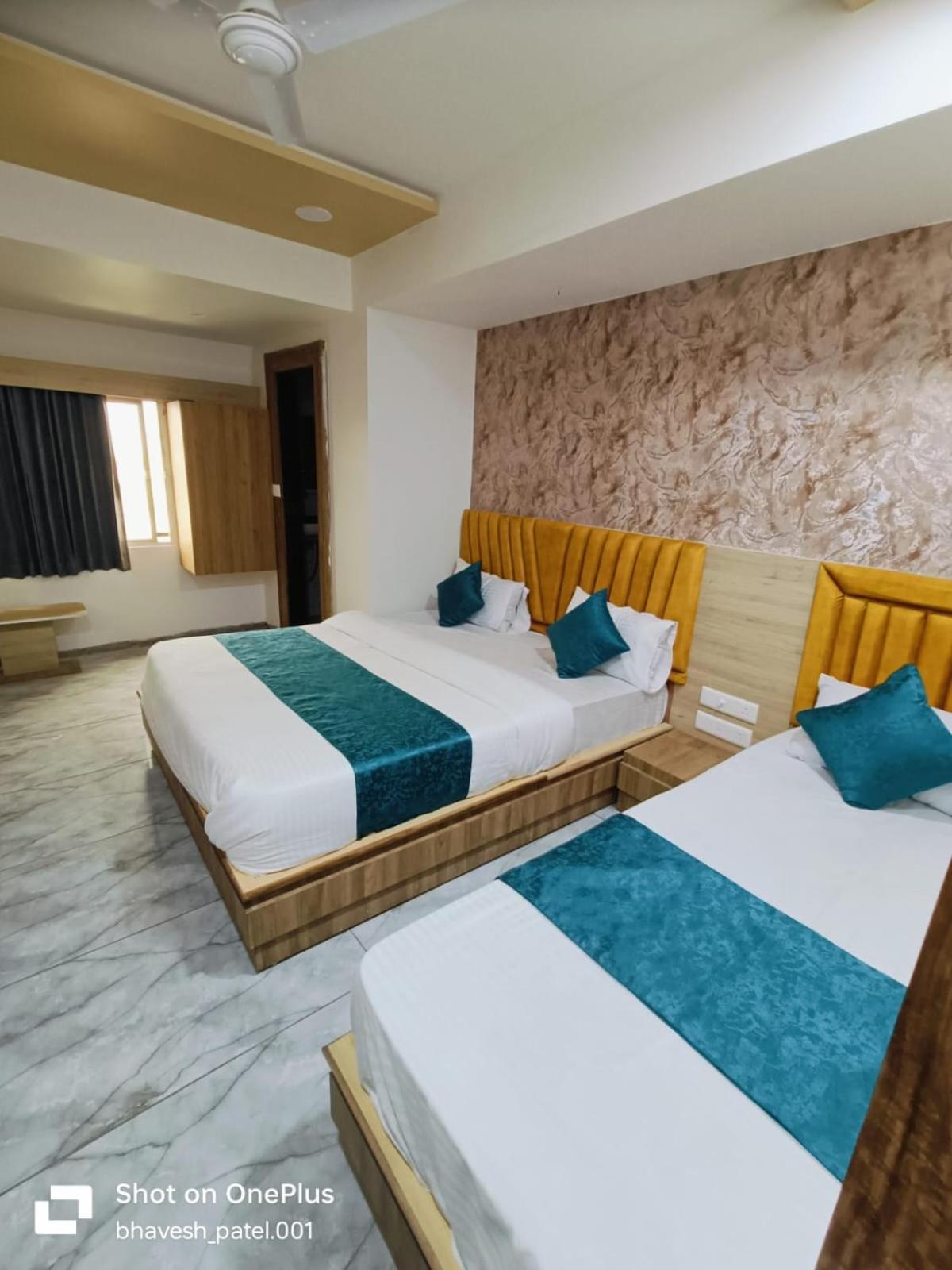 Hotel Alpine Ahmedabad Eksteriør bilde